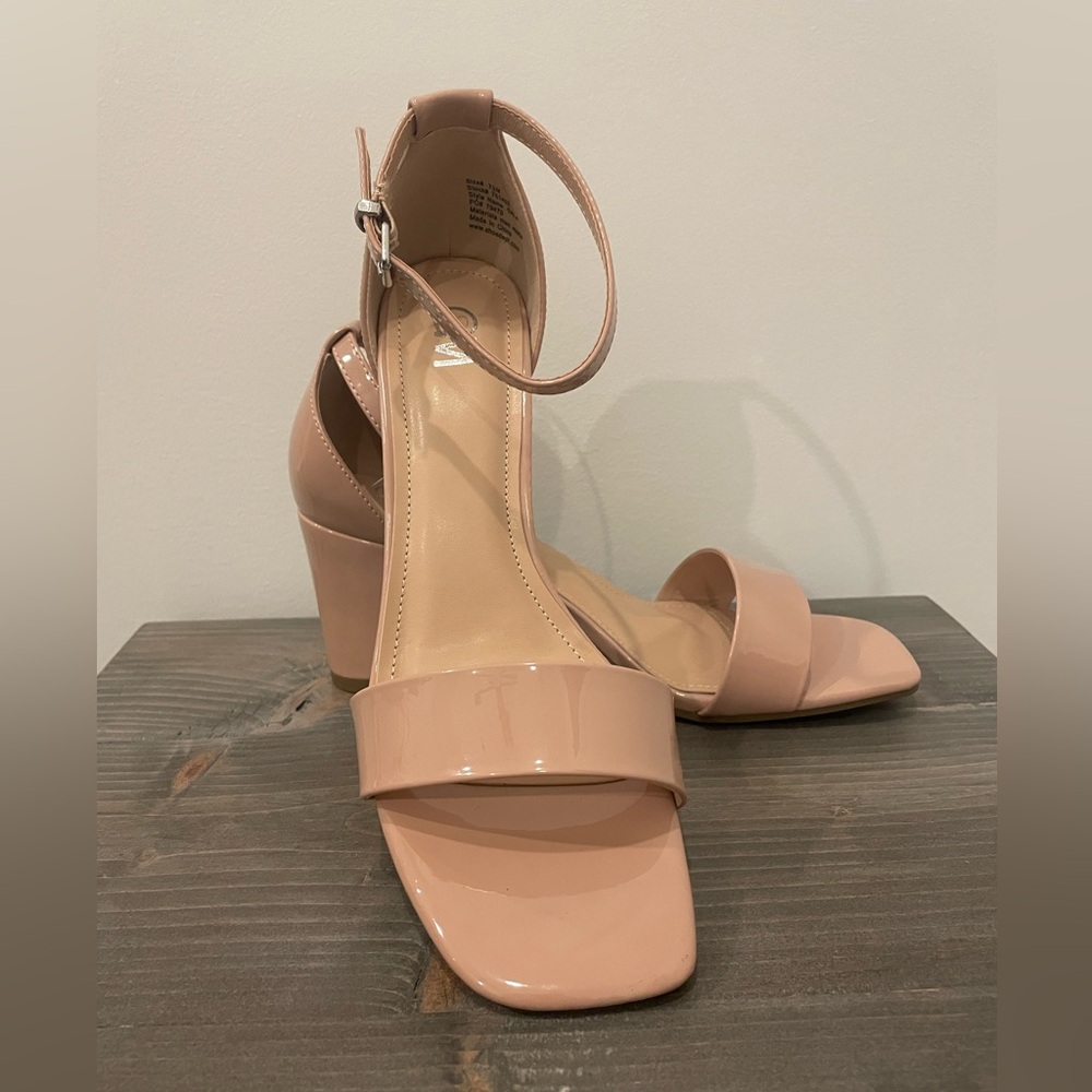 Chelsea Moreland Gala Beige Ankle Strap Block Heels 7.5
